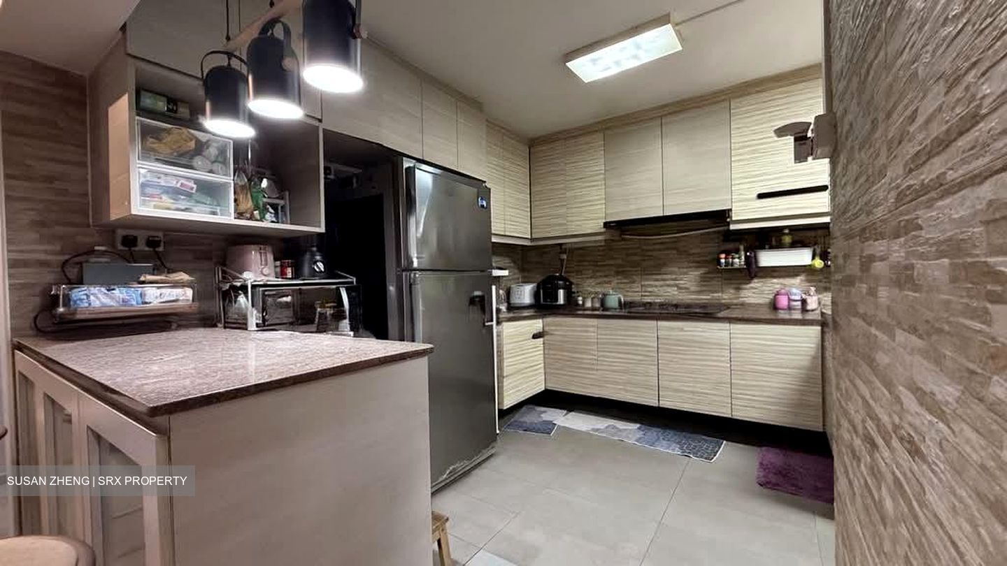 Blk 327 Jurong East Street 31 (Jurong East), HDB Executive #573202701